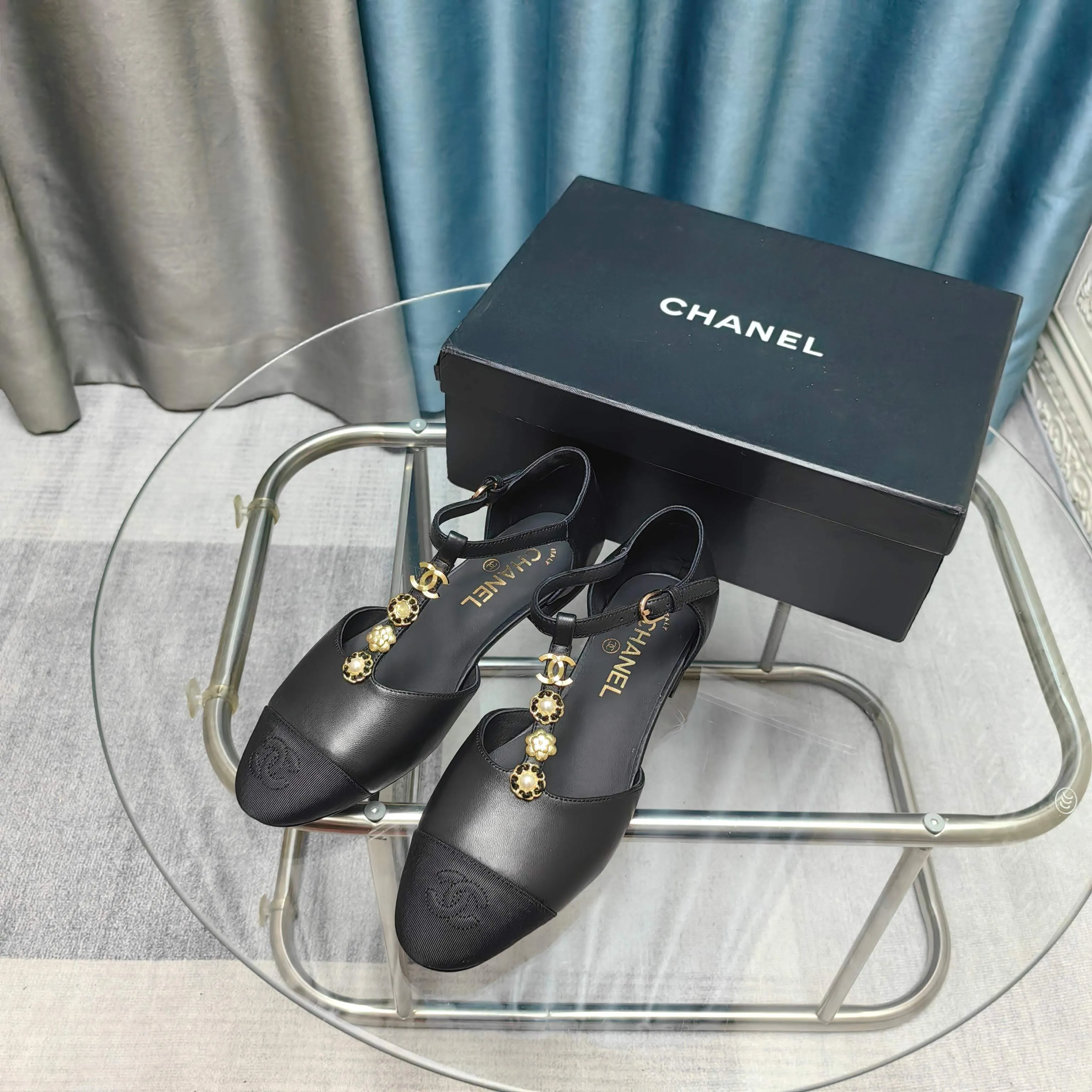 👟👟Ex-factory price 560👟👟 2025ss CHANEL hollow Mary Jane sandals, classic and fashionable. The iconic black and color-blocked upper is elegant and unique, and the double C element underlines the brand style in a low-key way. Decorated with exquisite metal chains, it is smart and eye-catching. Simple buckle design fits the foot. Whether for commuting or leisure, it can add points to your outfit and easily interpret French elegance. Upper: Sheepskin Lining: Sheepskin Insole: Sheepskin Size: 35-39 (set at 40.41)